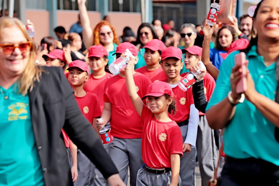 Desfile Cívico de 110 anos de TL é marcado por anúncios de investimentos e participação popular Desfile Cívico de 110 anos de TL é marcado por anúncios de investimentos e participação popular