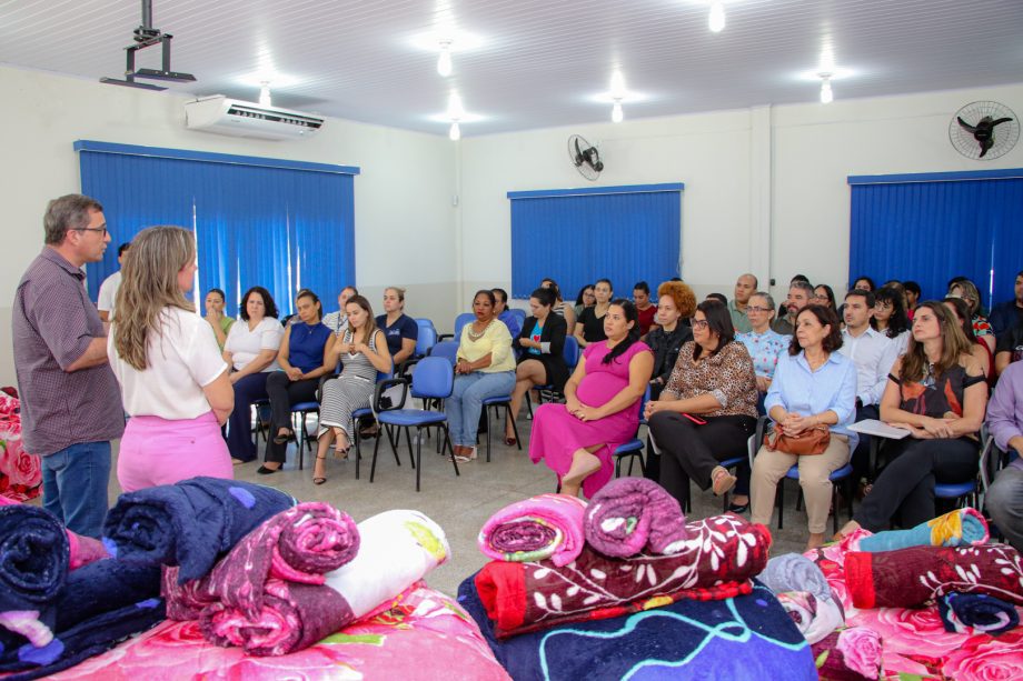 Prefeitura e Governo de MS entregam cobertores para as famílias atendidas pelos CRAS Prefeitura e Governo de MS entregam cobertores para as famílias atendidas pelos CRAS
