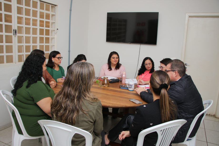 Prefeito de Três Lagoas realiza visita ao serviço “Família Acolhedora” Prefeito de Três Lagoas realiza visita ao serviço “Família Acolhedora”
