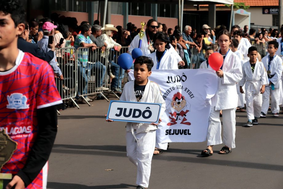 Desfile Cívico de 110 anos de TL é marcado por anúncios de investimentos e participação popular Desfile Cívico de 110 anos de TL é marcado por anúncios de investimentos e participação popular