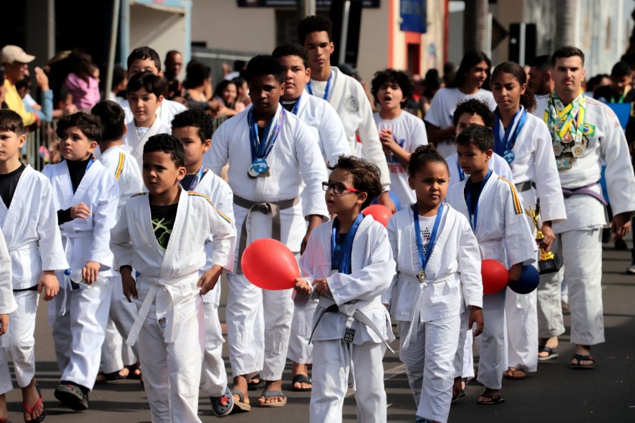 Desfile Cívico de 110 anos de TL é marcado por anúncios de investimentos e participação popular Desfile Cívico de 110 anos de TL é marcado por anúncios de investimentos e participação popular