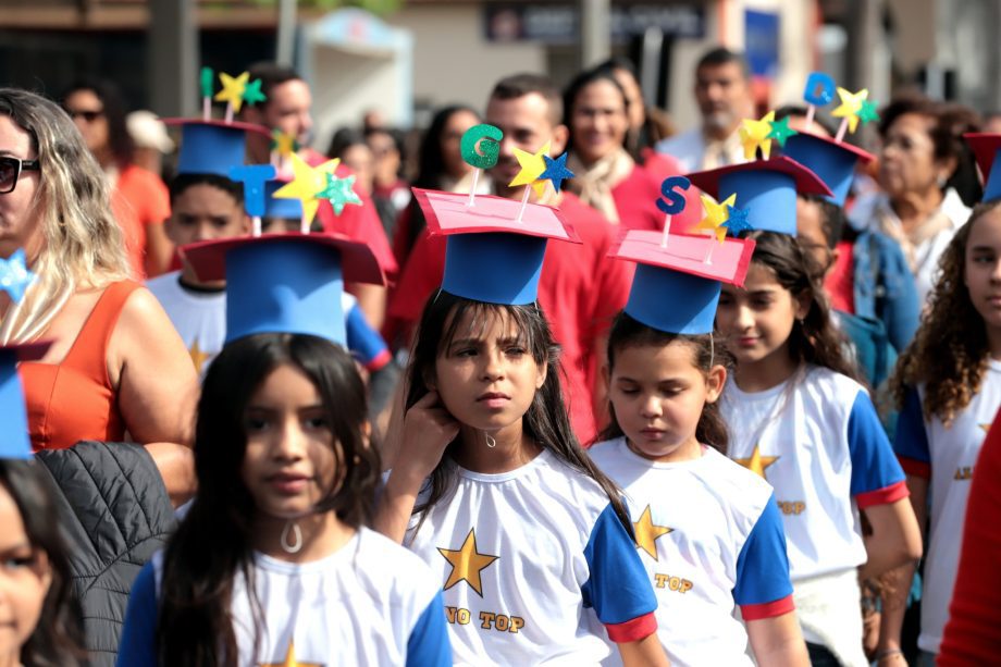 Desfile Cívico de 110 anos de TL é marcado por anúncios de investimentos e participação popular Desfile Cívico de 110 anos de TL é marcado por anúncios de investimentos e participação popular