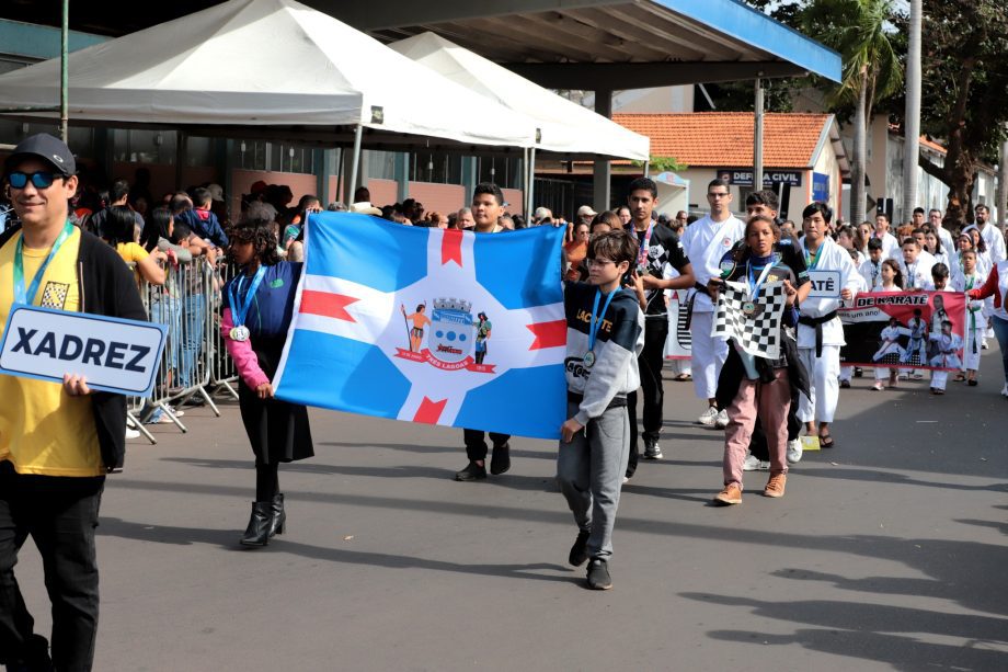 Desfile Cívico de 110 anos de TL é marcado por anúncios de investimentos e participação popular Desfile Cívico de 110 anos de TL é marcado por anúncios de investimentos e participação popular