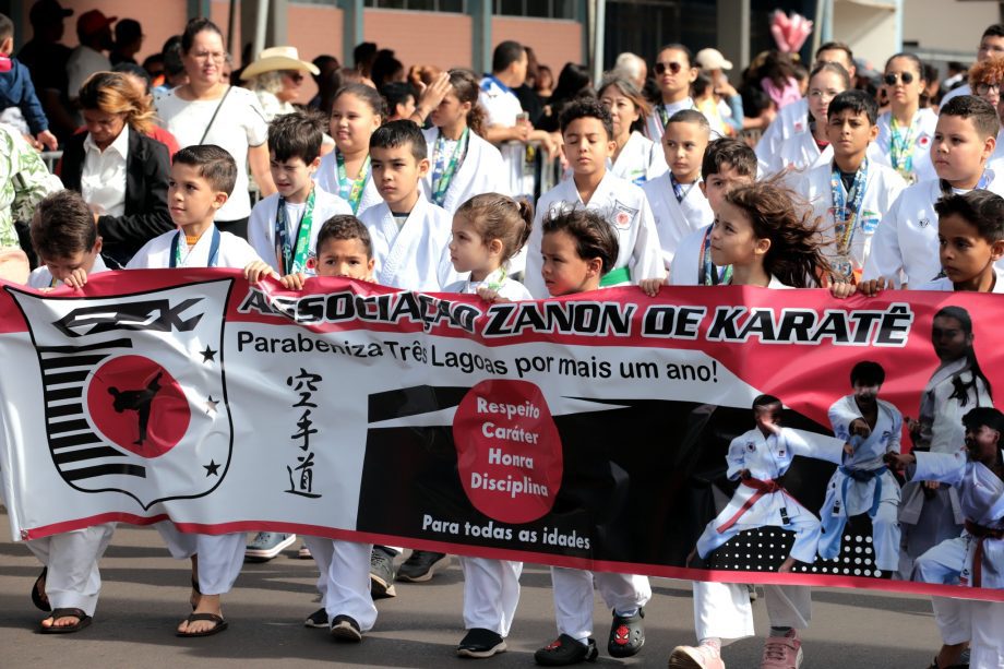 Desfile Cívico de 110 anos de TL é marcado por anúncios de investimentos e participação popular Desfile Cívico de 110 anos de TL é marcado por anúncios de investimentos e participação popular