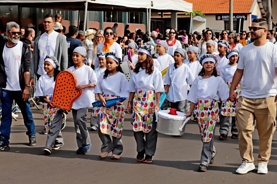 Desfile Cívico de 110 anos de TL é marcado por anúncios de investimentos e participação popular Desfile Cívico de 110 anos de TL é marcado por anúncios de investimentos e participação popular