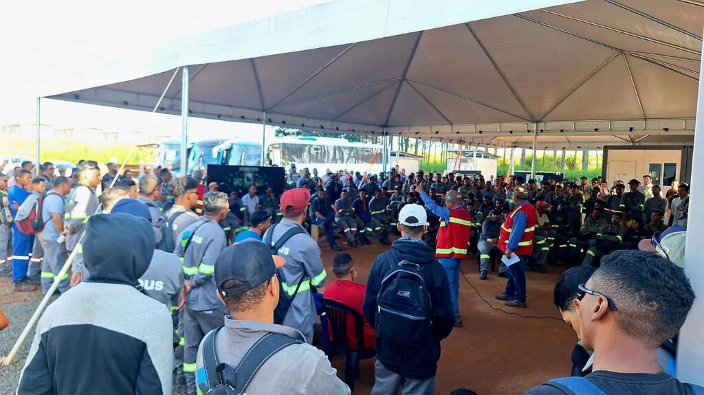 Reivindicações são acatadas e funcionários de obra do alojamento da Arauco voltam ao trabalho Reivindicações são acatadas e funcionários de obra do alojamento da Arauco voltam ao trabalho