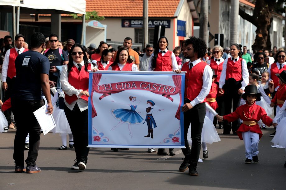 Desfile Cívico de 110 anos de TL é marcado por anúncios de investimentos e participação popular Desfile Cívico de 110 anos de TL é marcado por anúncios de investimentos e participação popular