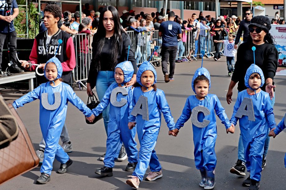 Desfile Cívico de 110 anos de TL é marcado por anúncios de investimentos e participação popular Desfile Cívico de 110 anos de TL é marcado por anúncios de investimentos e participação popular