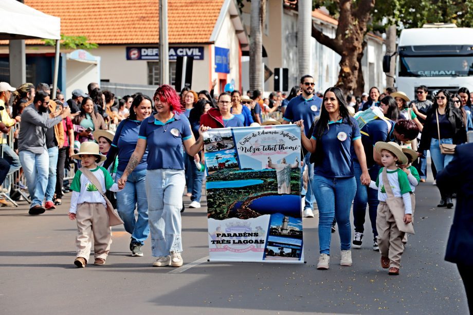 Desfile Cívico de 110 anos de TL é marcado por anúncios de investimentos e participação popular Desfile Cívico de 110 anos de TL é marcado por anúncios de investimentos e participação popular