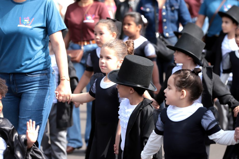 Desfile Cívico de 110 anos de TL é marcado por anúncios de investimentos e participação popular Desfile Cívico de 110 anos de TL é marcado por anúncios de investimentos e participação popular