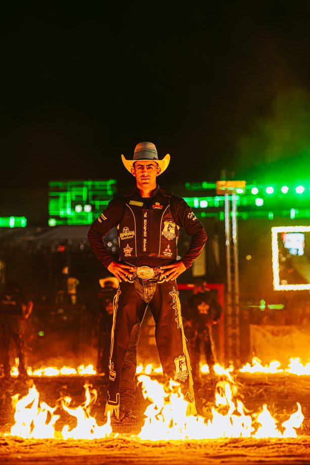 Abertura do Rodeio emociona público na Expotrês 2025 com show de Bruno & Marrone e participação especial de Enzo Rabelo