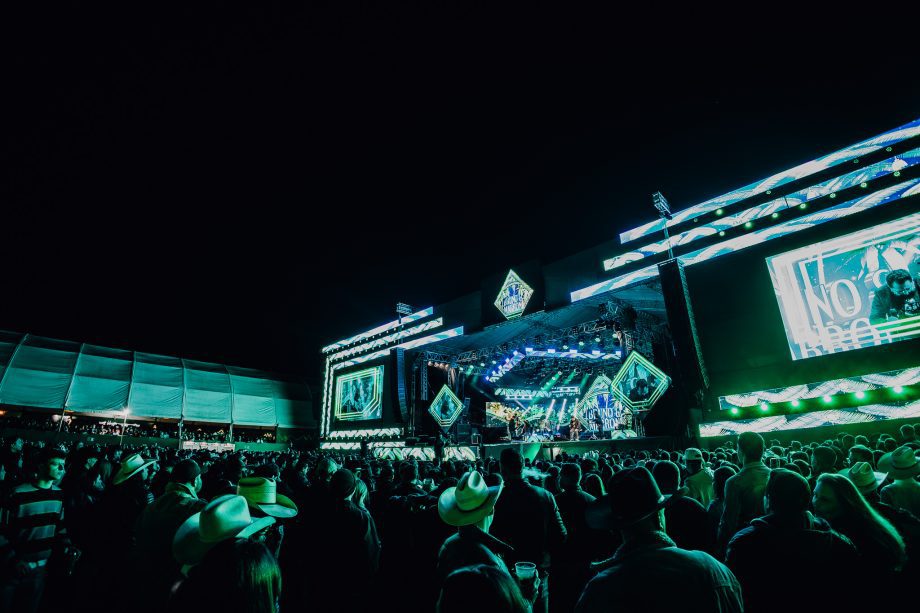 Abertura do Rodeio emociona público na Expotrês 2025 com show de Bruno & Marrone e participação especial de Enzo Rabelo