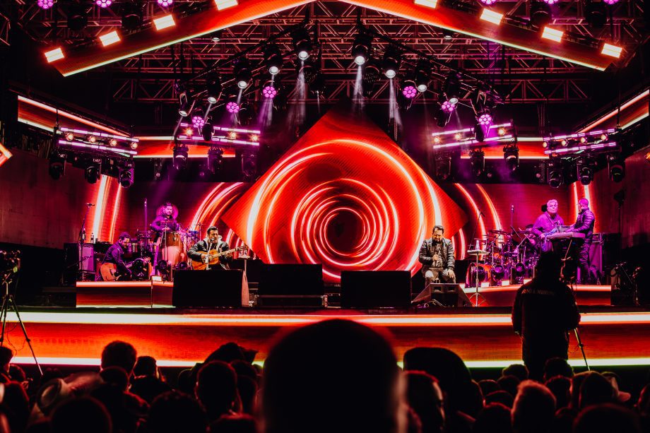 Abertura do Rodeio emociona público na Expotrês 2025 com show de Bruno & Marrone e participação especial de Enzo Rabelo