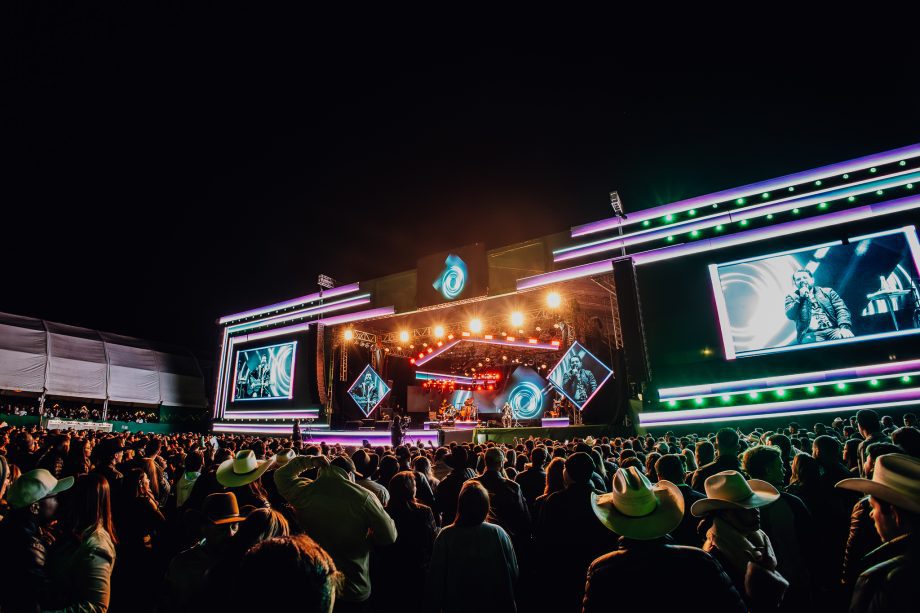 Abertura do Rodeio emociona público na Expotrês 2025 com show de Bruno & Marrone e participação especial de Enzo Rabelo