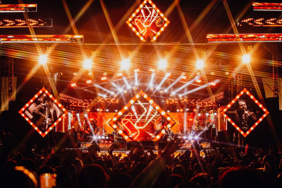 Abertura do Rodeio emociona público na Expotrês 2025 com show de Bruno & Marrone e participação especial de Enzo Rabelo