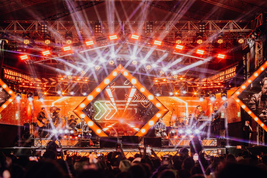 Abertura do Rodeio emociona público na Expotrês 2025 com show de Bruno & Marrone e participação especial de Enzo Rabelo