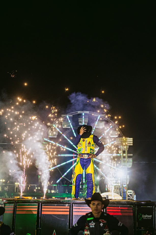 Abertura do Rodeio emociona público na Expotrês 2025 com show de Bruno & Marrone e participação especial de Enzo Rabelo