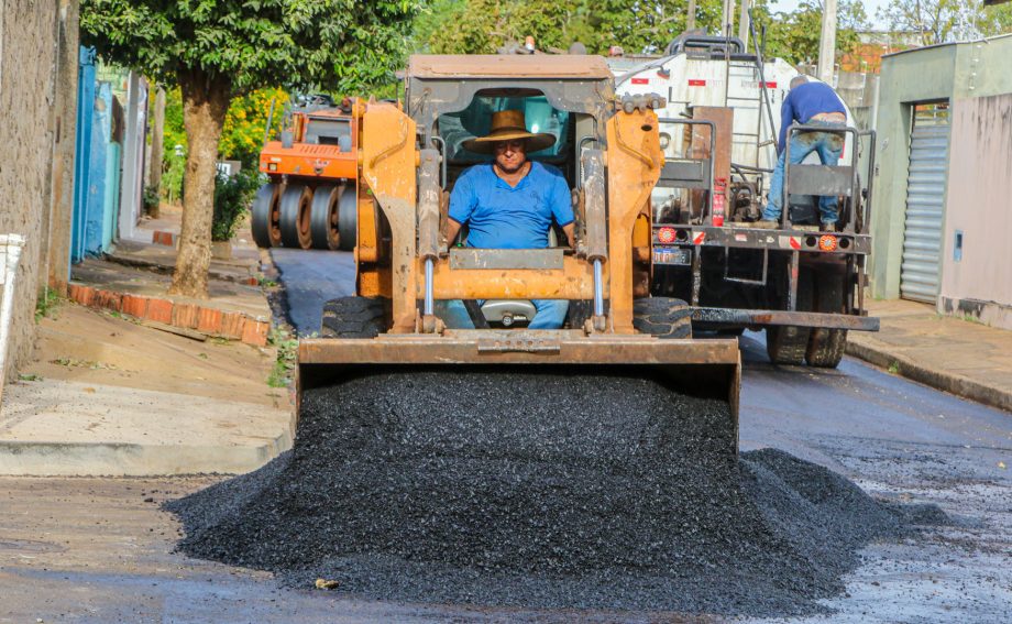 Prefeitura realiza recapeamento da Vila São João com equipe e recursos próprios Prefeitura realiza recapeamento da Vila São João com equipe e recursos próprios