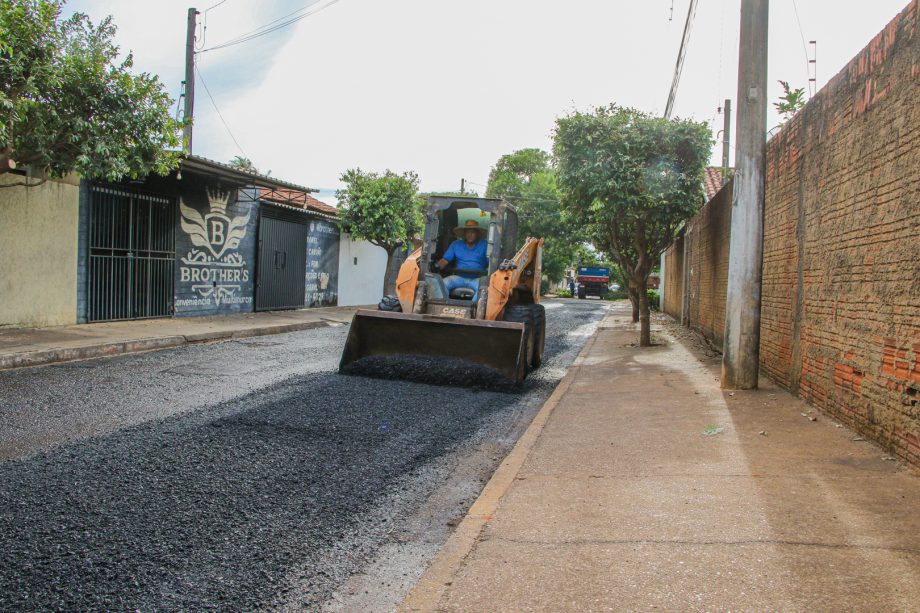 Prefeitura realiza recapeamento da Vila São João com equipe e recursos próprios Prefeitura realiza recapeamento da Vila São João com equipe e recursos próprios