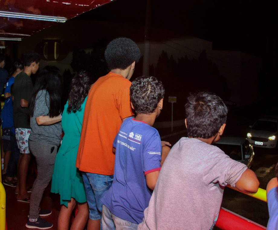 Crianças das casas de acolhimento vivem tarde especial com passeio na Carreta Revoada Crianças das casas de acolhimento vivem tarde especial com passeio na Carreta Revoada
