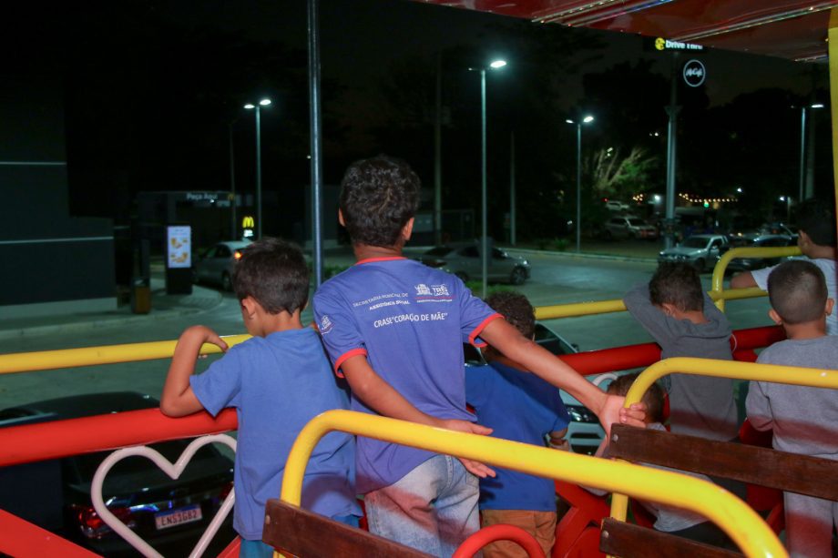 Crianças das casas de acolhimento vivem tarde especial com passeio na Carreta Revoada Crianças das casas de acolhimento vivem tarde especial com passeio na Carreta Revoada