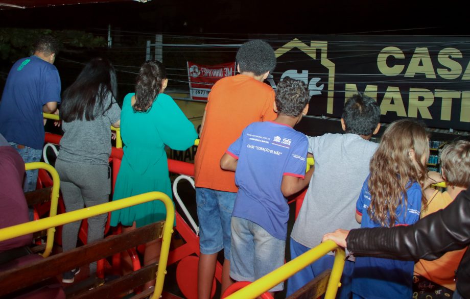 Crianças das casas de acolhimento vivem tarde especial com passeio na Carreta Revoada Crianças das casas de acolhimento vivem tarde especial com passeio na Carreta Revoada