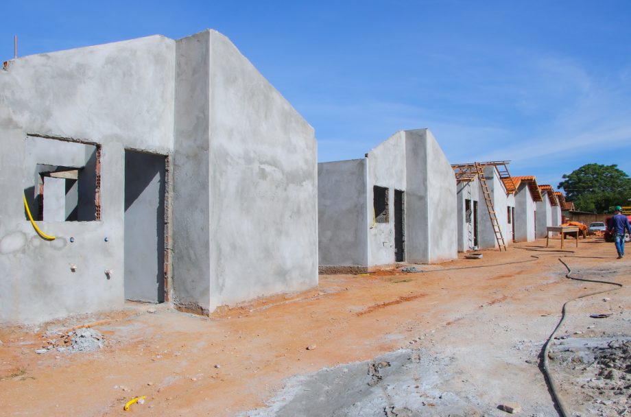 Prefeitura avança na construção de 50 casas populares no Jardim das Violetas Prefeitura avança na construção de 50 casas populares no Jardim das Violetas