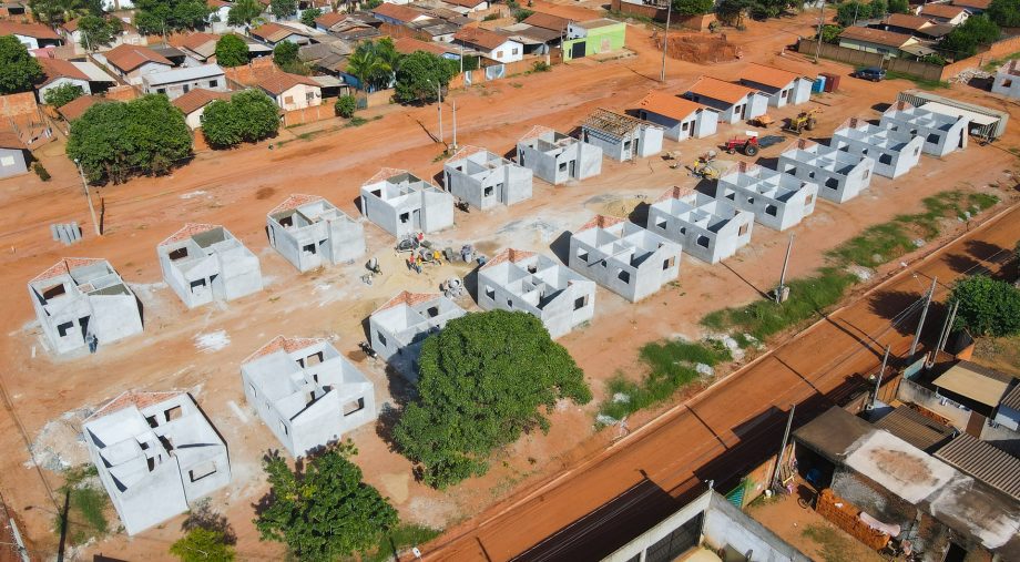 Prefeitura avança na construção de 50 casas populares no Jardim das Violetas Prefeitura avança na construção de 50 casas populares no Jardim das Violetas
