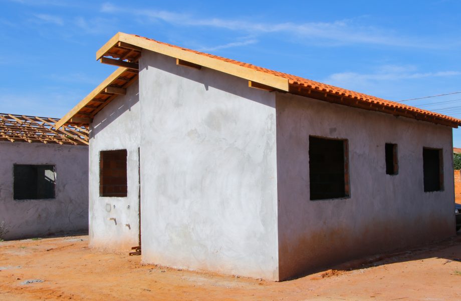 Prefeitura avança na construção de 50 casas populares no Jardim das Violetas Prefeitura avança na construção de 50 casas populares no Jardim das Violetas