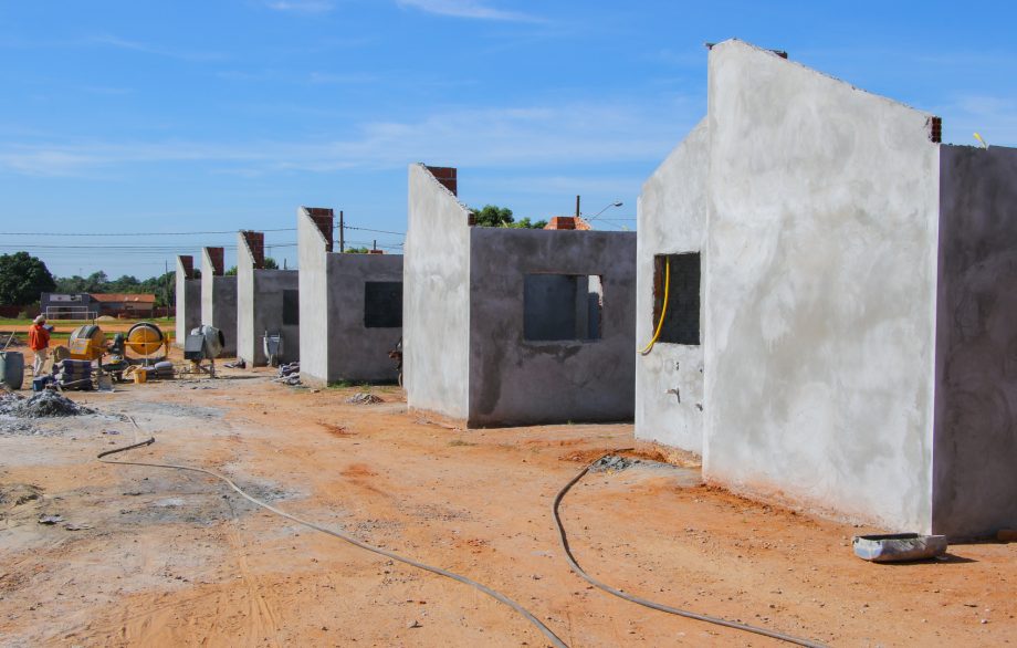 Prefeitura avança na construção de 50 casas populares no Jardim das Violetas Prefeitura avança na construção de 50 casas populares no Jardim das Violetas