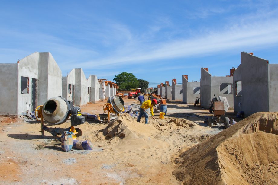 Prefeitura avança na construção de 50 casas populares no Jardim das Violetas Prefeitura avança na construção de 50 casas populares no Jardim das Violetas