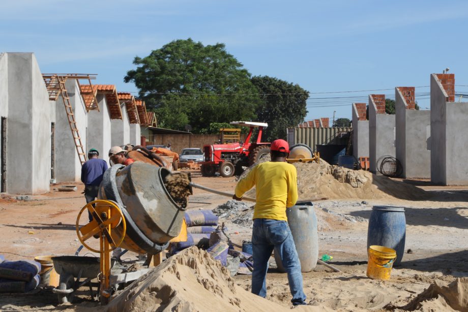 Prefeitura avança na construção de 50 casas populares no Jardim das Violetas Prefeitura avança na construção de 50 casas populares no Jardim das Violetas