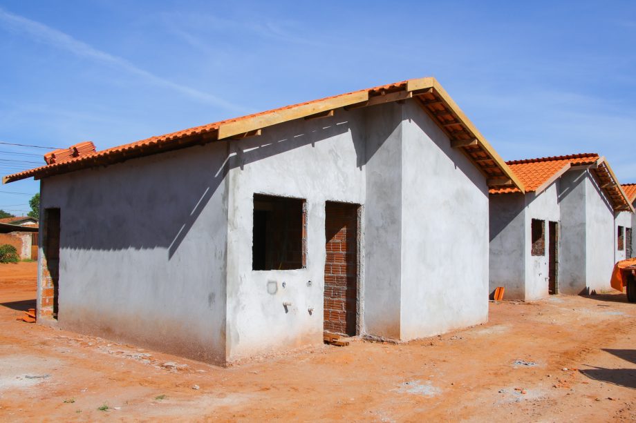 Prefeitura avança na construção de 50 casas populares no Jardim das Violetas Prefeitura avança na construção de 50 casas populares no Jardim das Violetas