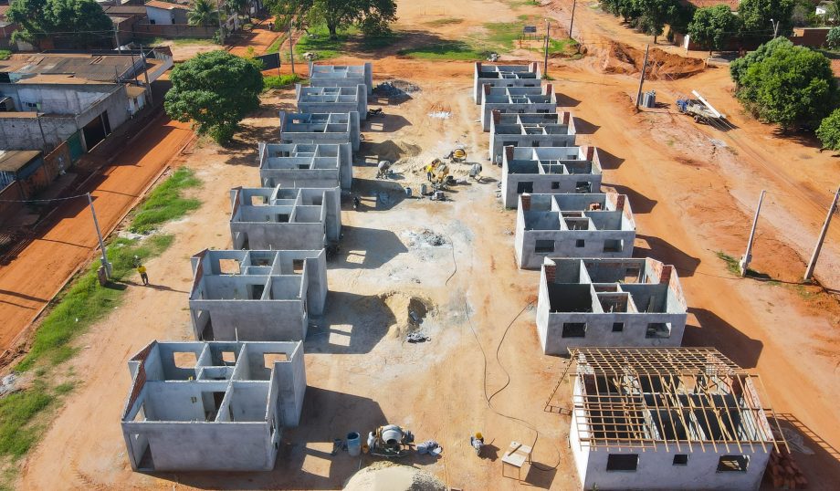 Prefeitura avança na construção de 50 casas populares no Jardim das Violetas Prefeitura avança na construção de 50 casas populares no Jardim das Violetas