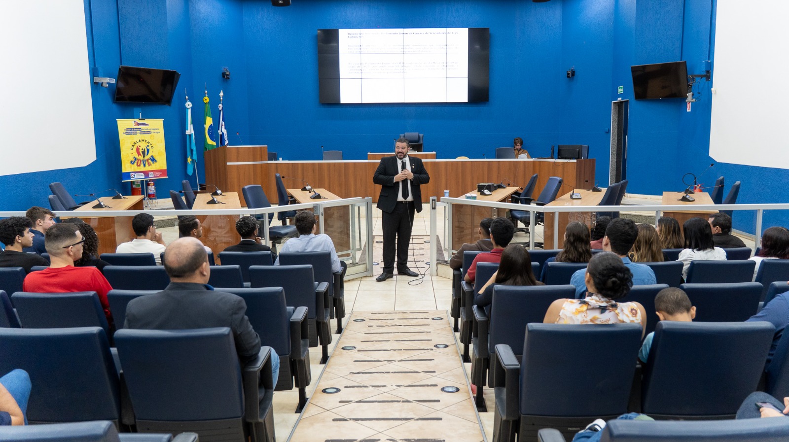 Jovens vereadores passam por capacitação sobre regimento interno Jovens vereadores passam por capacitação sobre regimento interno
