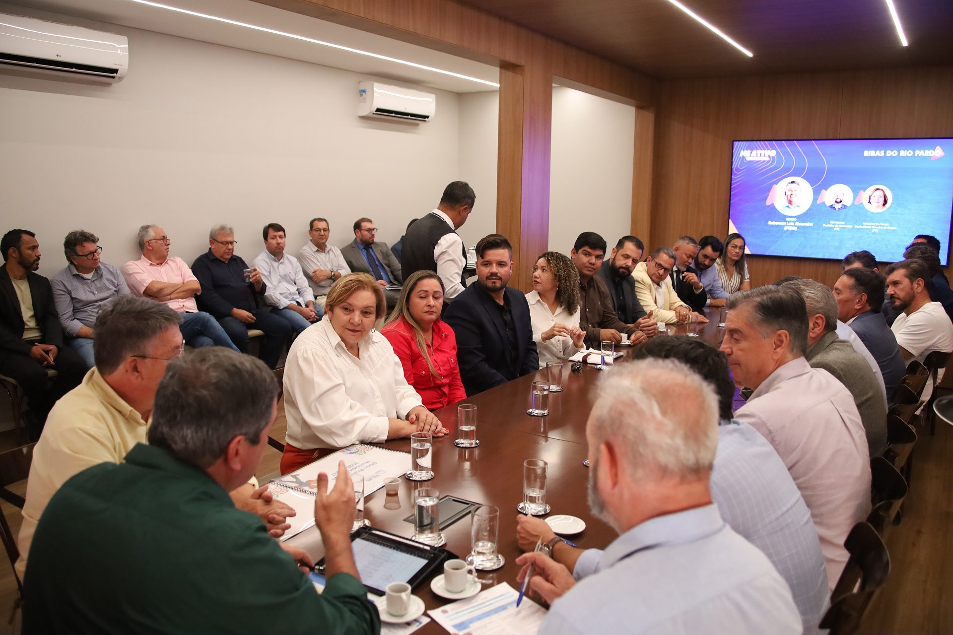 Ribas do Rio Pardo ganha pavimentação de bairros e ordem de serviço para obra de acesso ao Polo Industrial Ribas do Rio Pardo ganha pavimentação de bairros e ordem de serviço para obra de acesso ao Polo Industrial