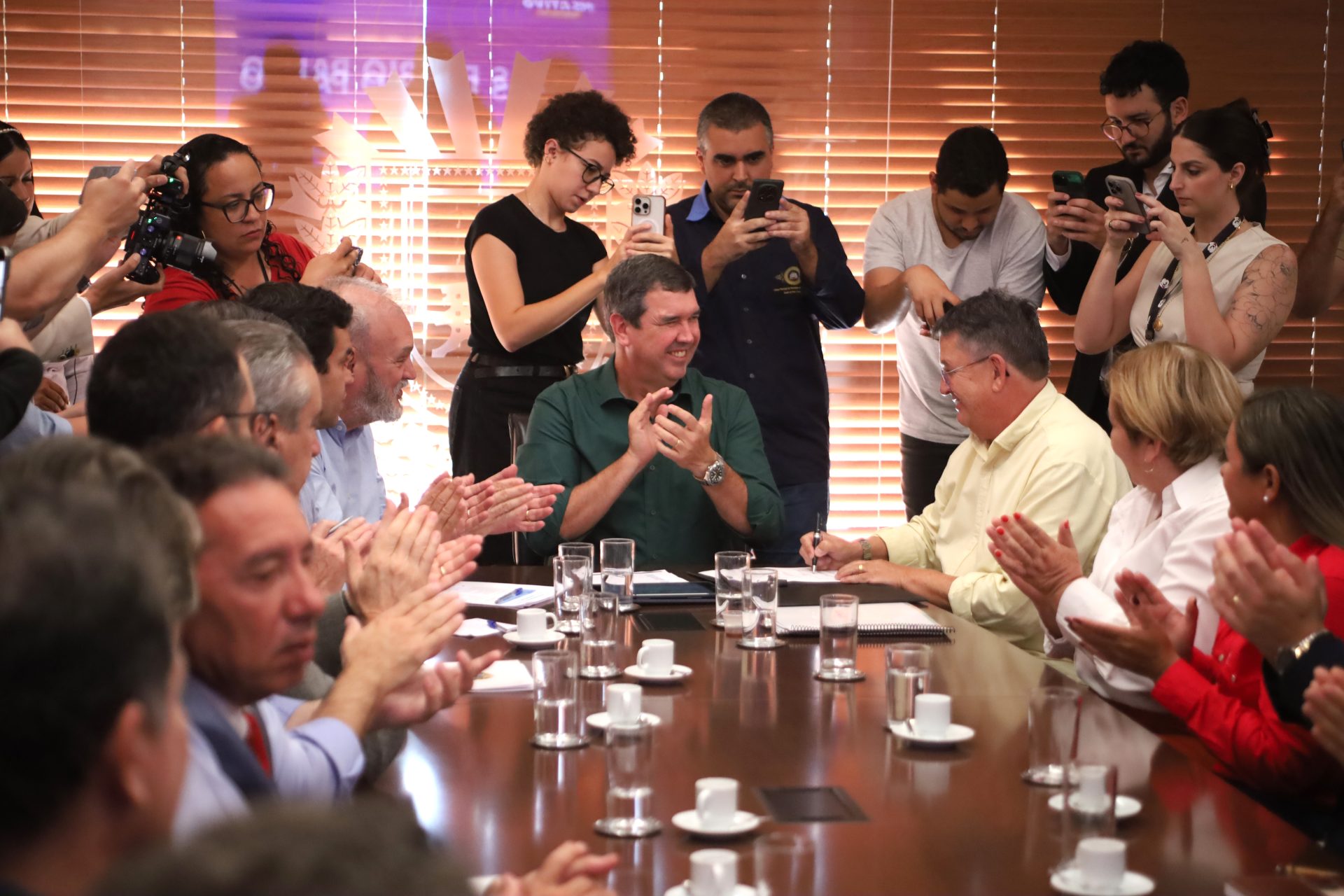 Ribas do Rio Pardo ganha pavimentação de bairros e ordem de serviço para obra de acesso ao Polo Industrial Ribas do Rio Pardo ganha pavimentação de bairros e ordem de serviço para obra de acesso ao Polo Industrial