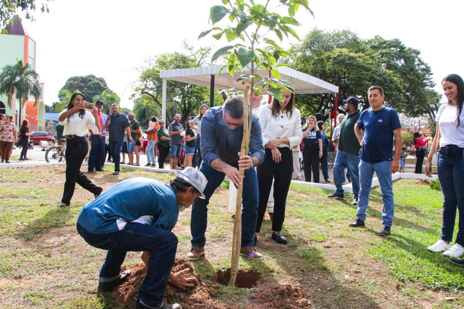 Prefeitura entrega revitalização da Praça do Santa Luzia e inicia manutenção na Praça dos Ferroviários Prefeitura entrega revitalização da Praça do Santa Luzia e inicia manutenção na Praça dos Ferroviários