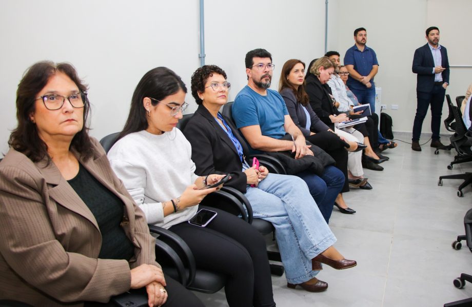 Prefeito e secretários participam de reunião com SEBRAE sobre o programa Cidade Empreendedora Prefeito e secretários participam de reunião com SEBRAE sobre o programa Cidade Empreendedora