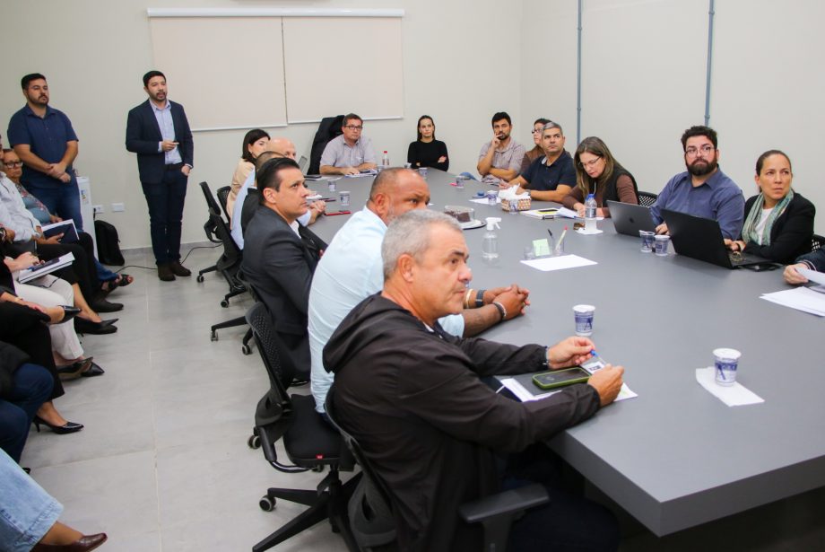 Prefeito e secretários participam de reunião com SEBRAE sobre o programa Cidade Empreendedora Prefeito e secretários participam de reunião com SEBRAE sobre o programa Cidade Empreendedora