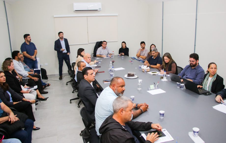 Prefeito e secretários participam de reunião com SEBRAE sobre o programa Cidade Empreendedora Prefeito e secretários participam de reunião com SEBRAE sobre o programa Cidade Empreendedora