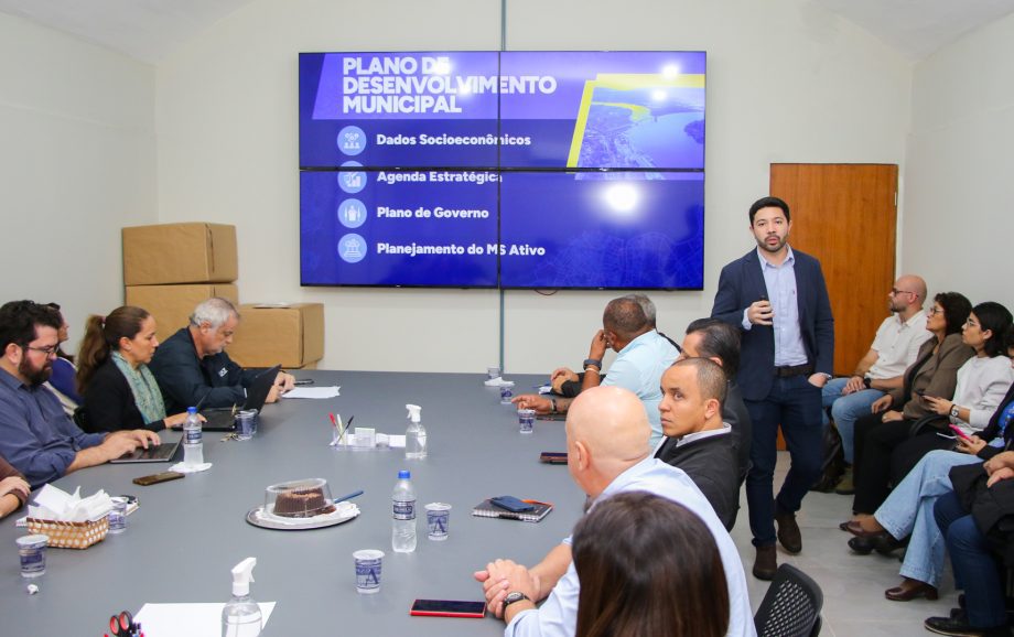 Prefeito e secretários participam de reunião com SEBRAE sobre o programa Cidade Empreendedora Prefeito e secretários participam de reunião com SEBRAE sobre o programa Cidade Empreendedora