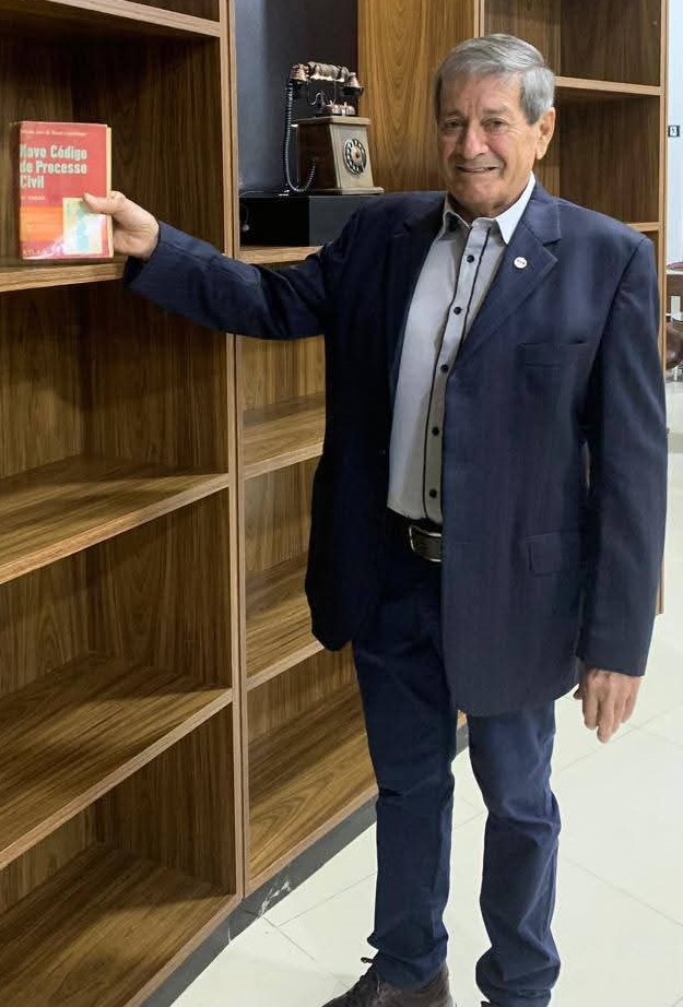 Legado jurídico: Dr. Jonas Trevizan doa acervo com mais de 200 livros à UEMS de Bataguassu e é homenageado Legado jurídico: Dr. Jonas Trevizan doa acervo com mais de 200 livros à UEMS de Bataguassu e é homenageado