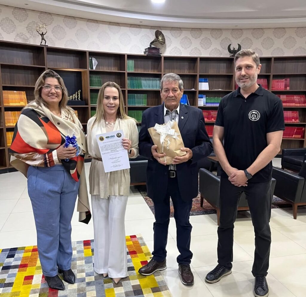 Legado jurídico: Dr. Jonas Trevizan doa acervo com mais de 200 livros à UEMS de Bataguassu e é homenageado Legado jurídico: Dr. Jonas Trevizan doa acervo com mais de 200 livros à UEMS de Bataguassu e é homenageado
