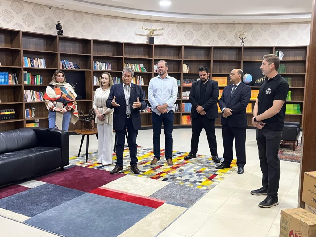Legado jurídico: Dr. Jonas Trevizan doa acervo com mais de 200 livros à UEMS de Bataguassu e é homenageado Legado jurídico: Dr. Jonas Trevizan doa acervo com mais de 200 livros à UEMS de Bataguassu e é homenageado