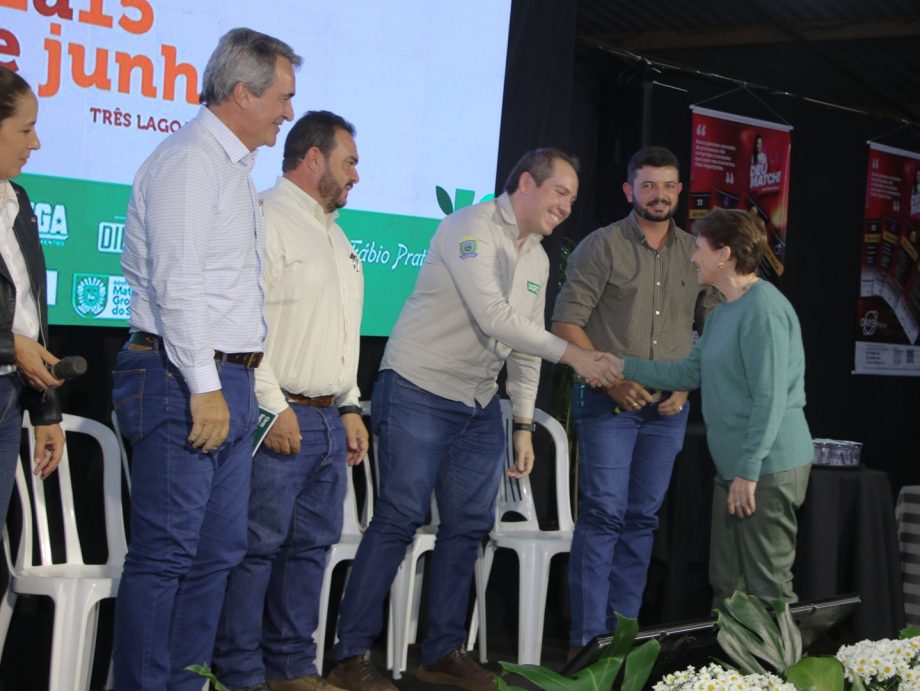 Prefeito de TL e senadora Tereza Cristina marcam presença no 1º Encontro da Citricultura Prefeito de TL e senadora Tereza Cristina marcam presença no 1º Encontro da Citricultura