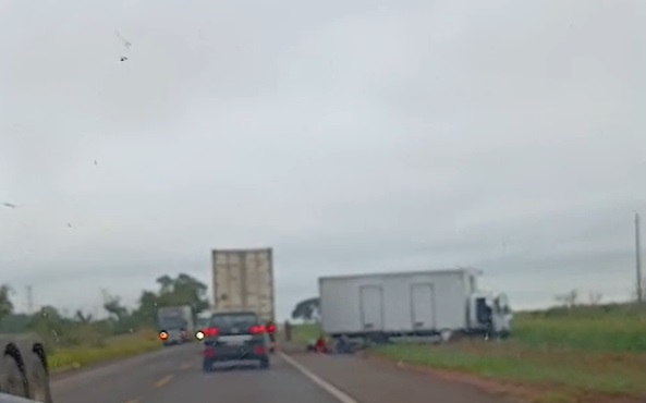 Agora: acidente entre caminhão e pick up deixa feridos na BR-262, entre Campo Grande e Ribas do Rio Pardo Agora: acidente entre caminhão e pick up deixa feridos na BR-262, entre Campo Grande e Ribas do Rio Pardo