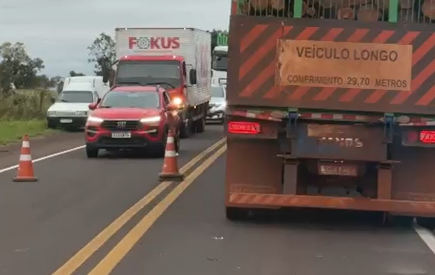 Violenta colisão entre caminhonete e carreta interdita parcialmente a BR-262 Violenta colisão entre caminhonete e carreta interdita parcialmente a BR-262