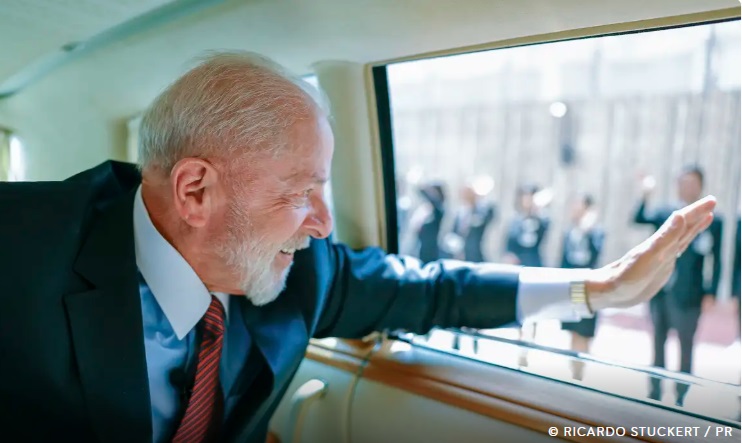 De carrão luxuoso, comitiva de Lula gasta R$ 2,3 milhões para o Brasil ser coadjuvante do G7 no Canadá De carrão luxuoso, comitiva de Lula gasta R$ 2,3 milhões para o Brasil ser coadjuvante do G7 no Canadá