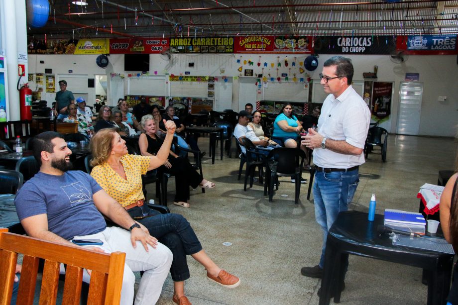 Prefeito de Três Lagoas se reúne com feirantes para discutir melhorias em infraestrutura Prefeito de Três Lagoas se reúne com feirantes para discutir melhorias em infraestrutura
